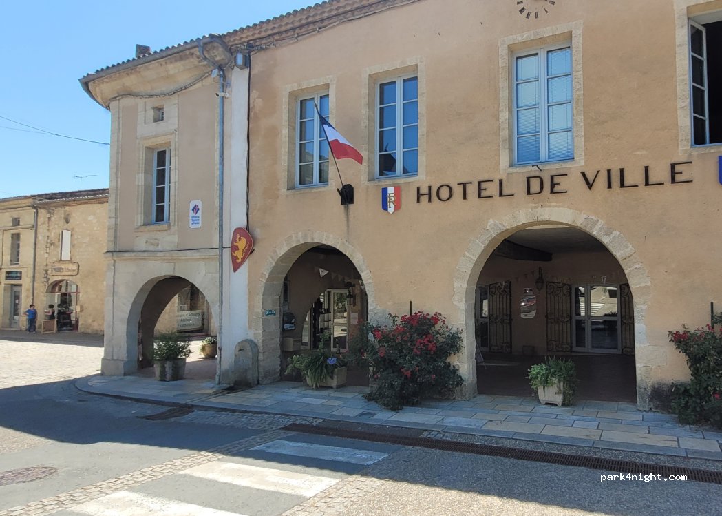 (33540) Sauveterre-de-Guyenne - 28 Place de la République — foto