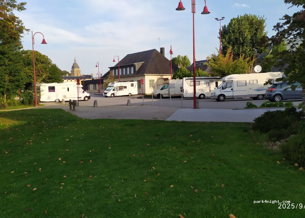 (50800) Villedieu-les-Poêles-Rouffigny - 8 Pl. des Costils — foto