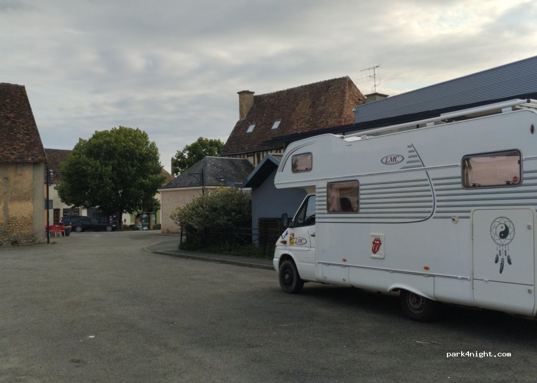 (72110) Saint-Cosme-en-Vairais - 5667A Place Saint-Damien — foto