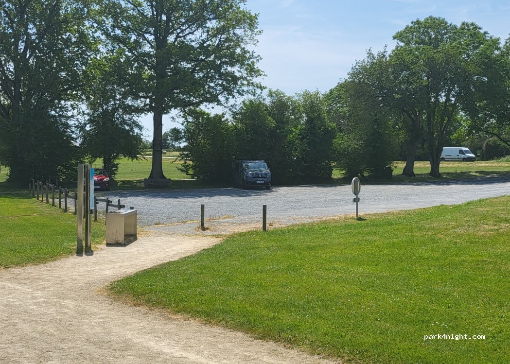(53160) Jublains - 32 D7 parking du Temple — foto