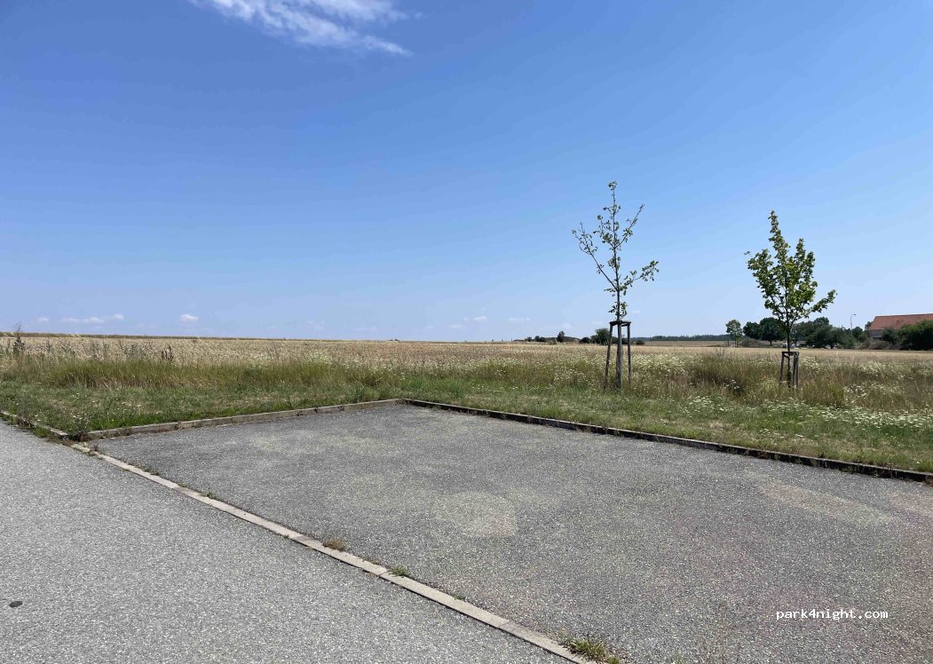 (675 54) Dalešice - Unnamed Road — foto
