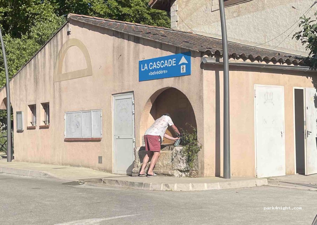 (83690) Sillans-la-Cascade - 5 Place du 8 Mai 1945 — foto