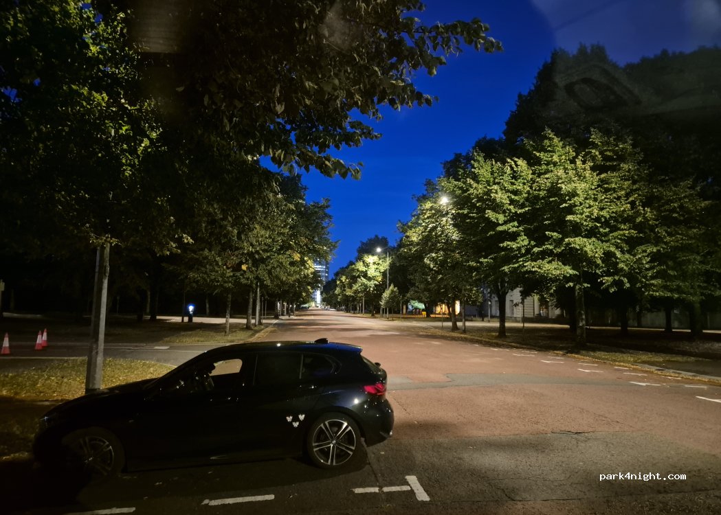 (CF10 3AP) Cardiff - King Edward VII Avenue — foto