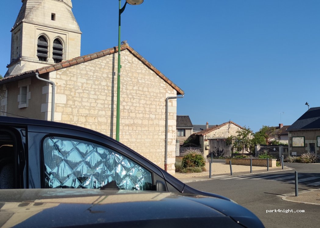 (86120) Beuxes - Place de la Mairie — foto