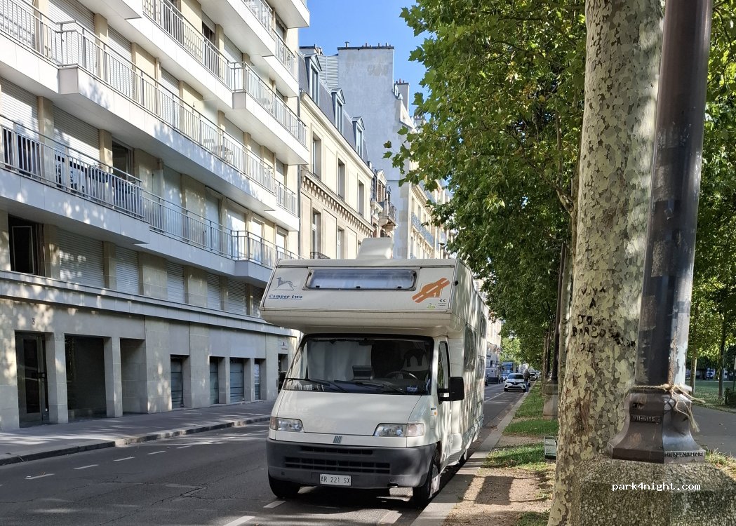 (75007) Paris - Avenue de Breteuil — foto