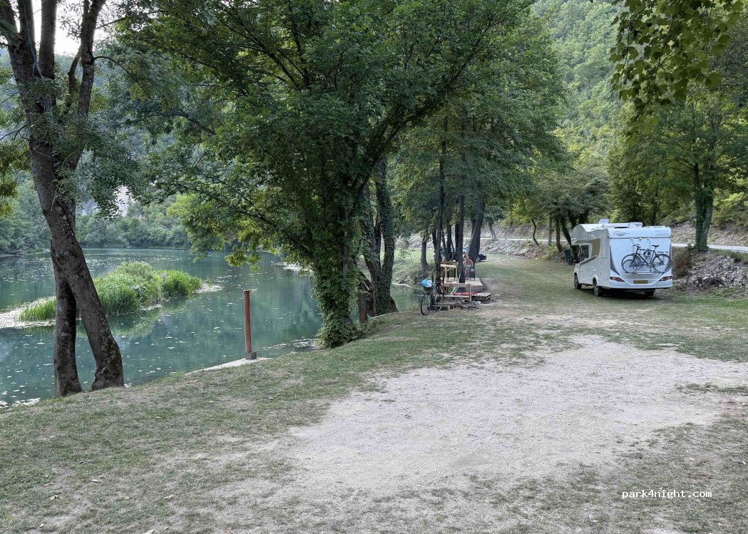 ROBINSON CAMP UNA — foto