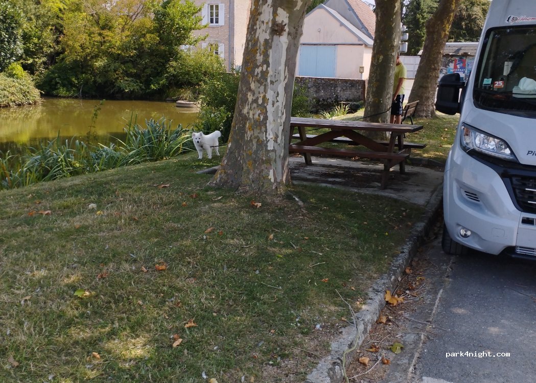 (28360) Theuville - Place de l'Église — foto