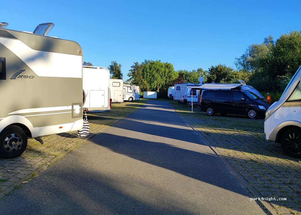 Wohnmobilstellplatz am Ferien-Camp in Börgerende-Rethwisch — foto
