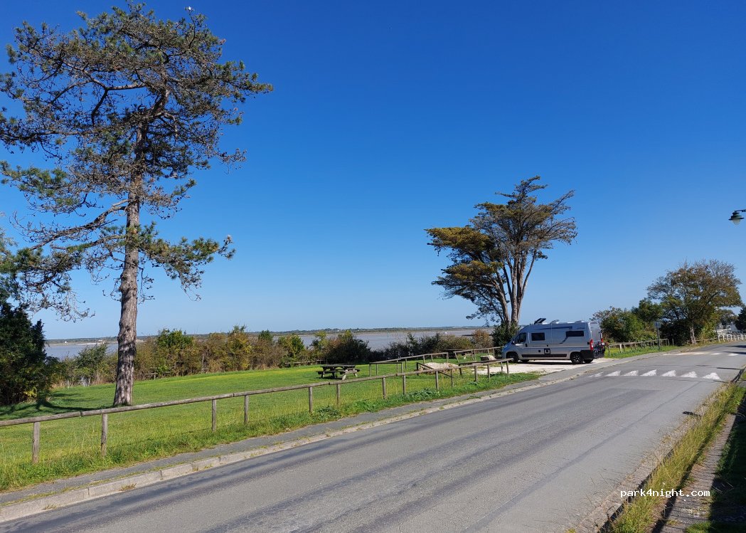 (17730) Port-des-Barques - Avenue de l'Île Madame — foto