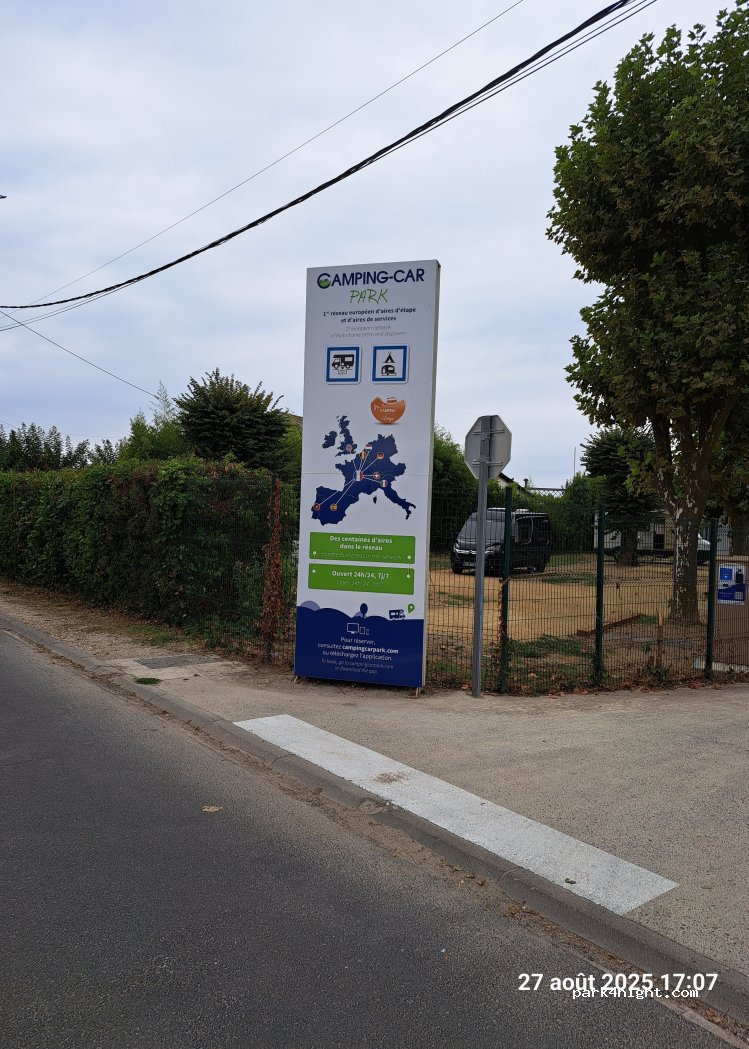 (33410) Cadillac - Rue du Port — foto