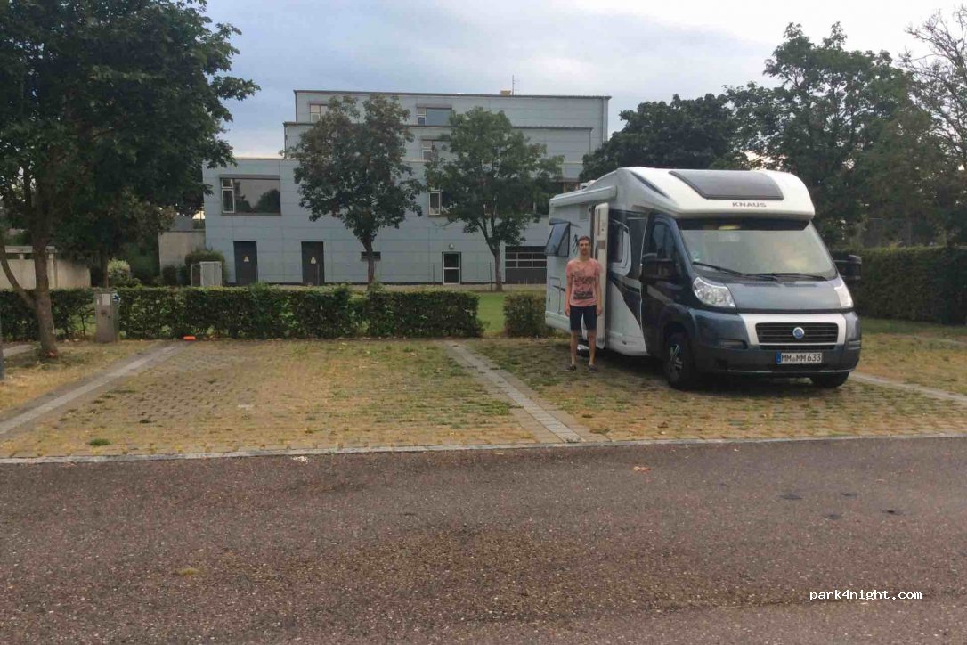 Wohnmobilstellplatz Monheim — foto