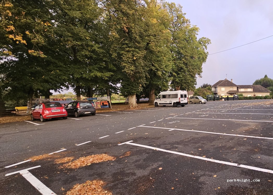 (23800) Dun-le-Palestel - Place Philippe Daulny — foto