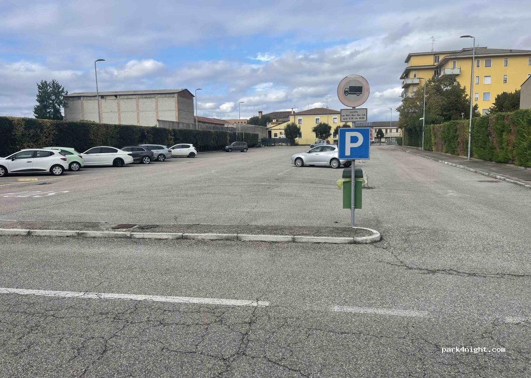 (37050) Isola Rizza - Via Quattro Novembre — foto