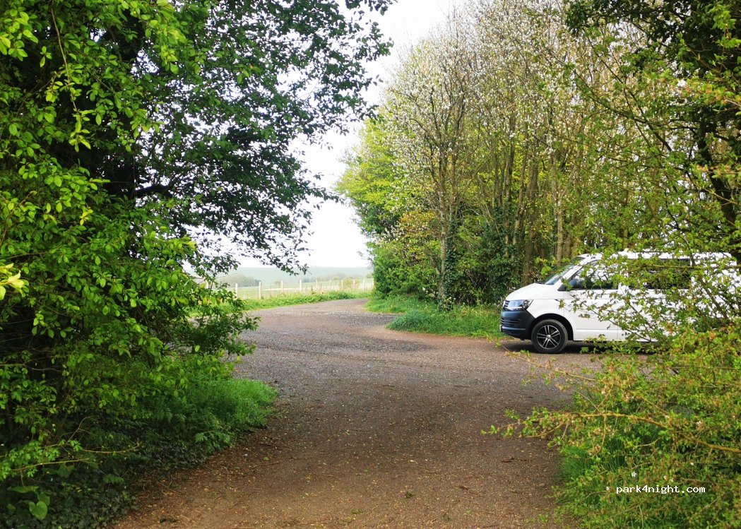 (SN8 4HH) Manton - Unnamed Road — foto