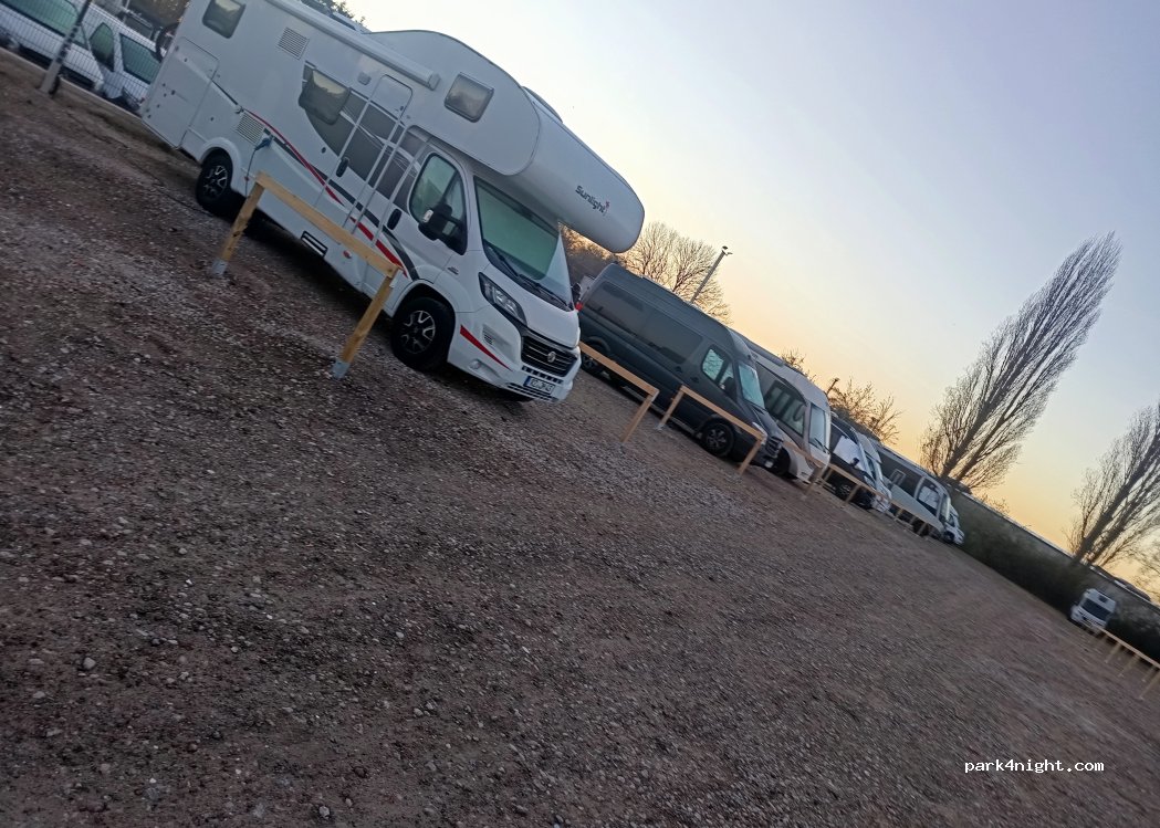 A1 Stellplatz Bremen Süd - 24h - ruhig & sicher -Outlet fußläufig — foto