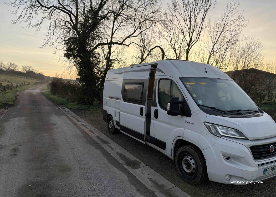 (89440) Joux-la-Ville - Unnamed Road — foto