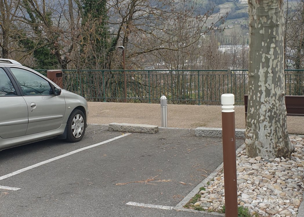 (73800) Myans - Place des Marronniers — foto