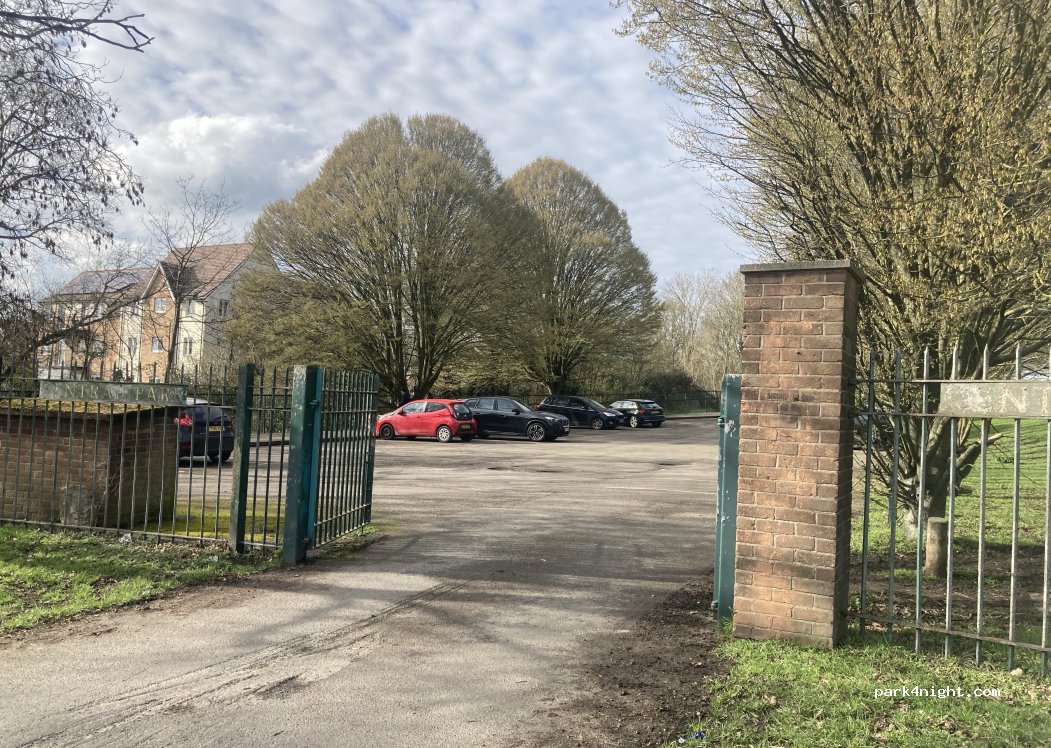 (RM3 9PH) London Borough of Havering - Petersfield Avenue — foto