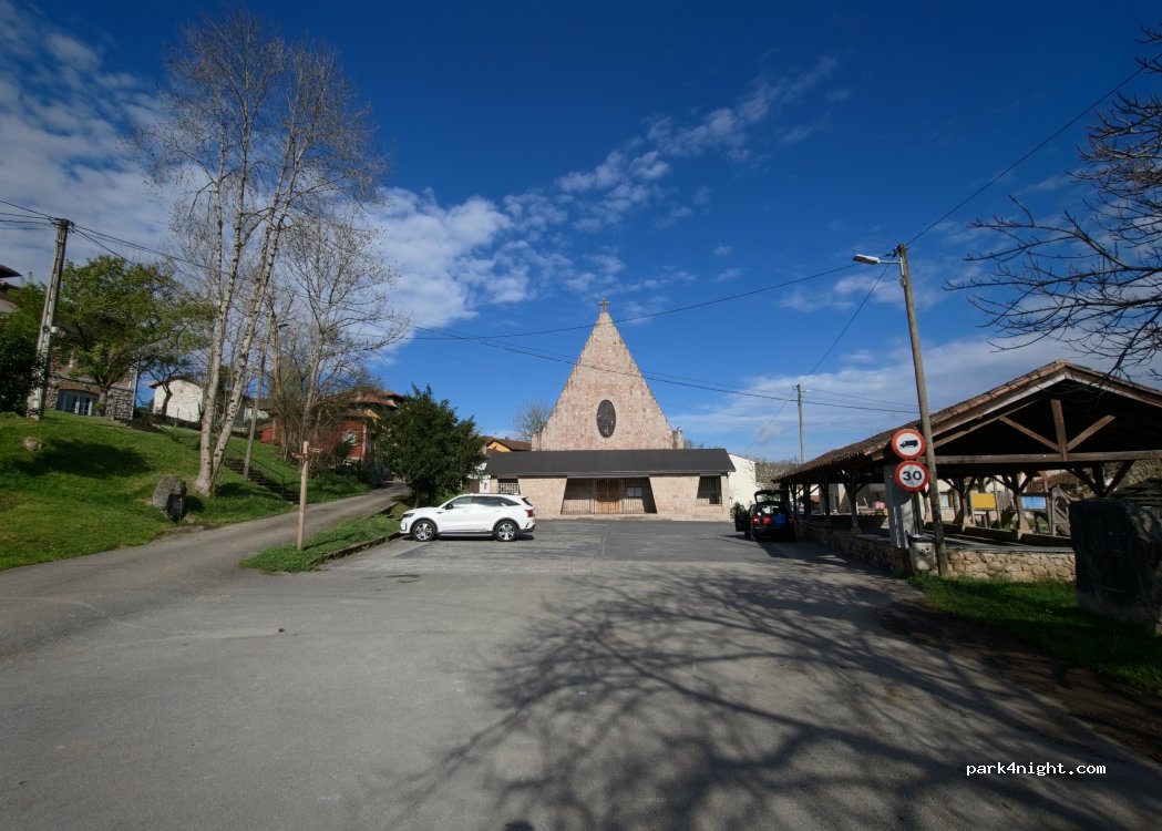 (33556) Cangas de Onís - Unnamed Road — foto