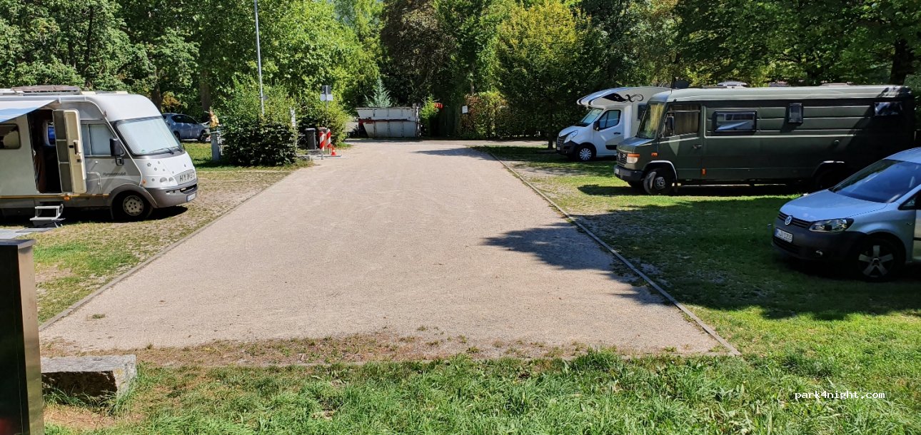 Wohnmobilstellplatz am Schönbergbad in Pfullingen — foto