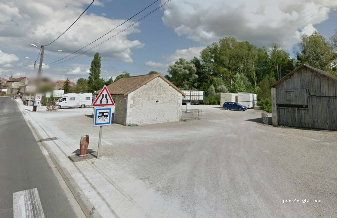 (86350) Usson-du-Poitou - Route de Civray — foto