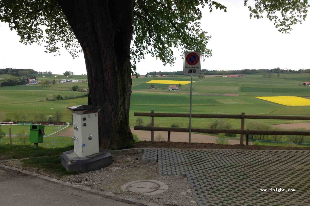 Wohnmobilstellplatz am Fuss der Stadtmauer — foto