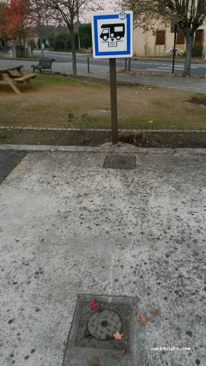 (64330) Garlin - Place du Petit Marcadieu — foto