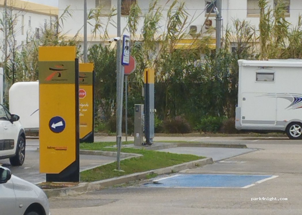 Motorhome Service Area Quelfes — foto 2