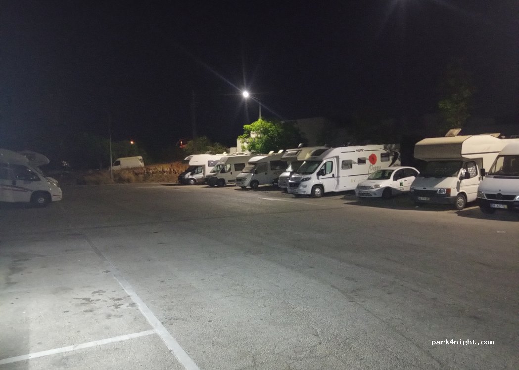Motorhome Service Area Quelfes — foto 4