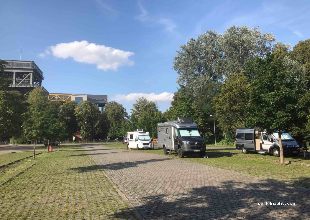 Wohnmobil-Parkplatz am Schiffshebewerk — foto