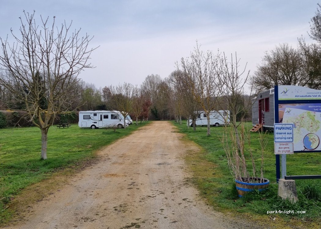 Aire de service pour camping-cars Saint-Loup-Lamairé — foto