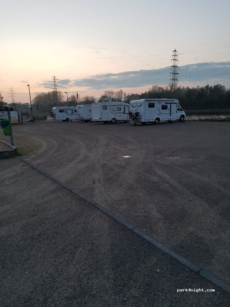 Wohnmobil Stellplatz am Marina Oberhausen — foto