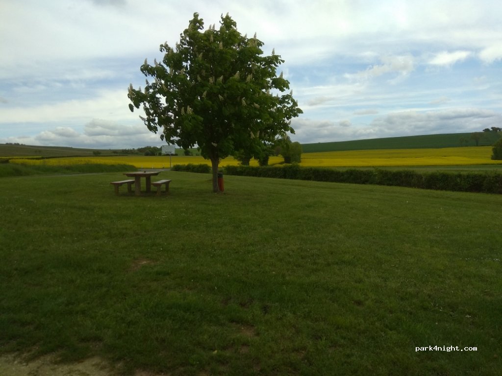 (18300) Crézancy-en-Sancerre - D22 — foto