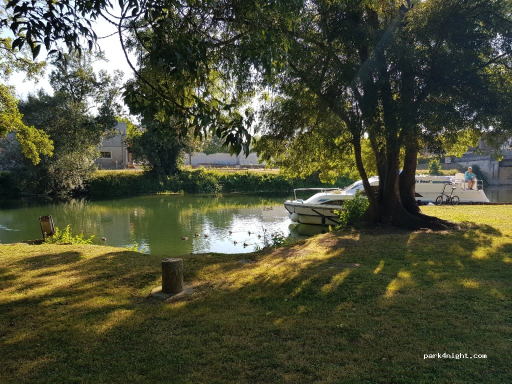 (16120) Châteauneuf-sur-Charente - 4 Place du Pont — foto
