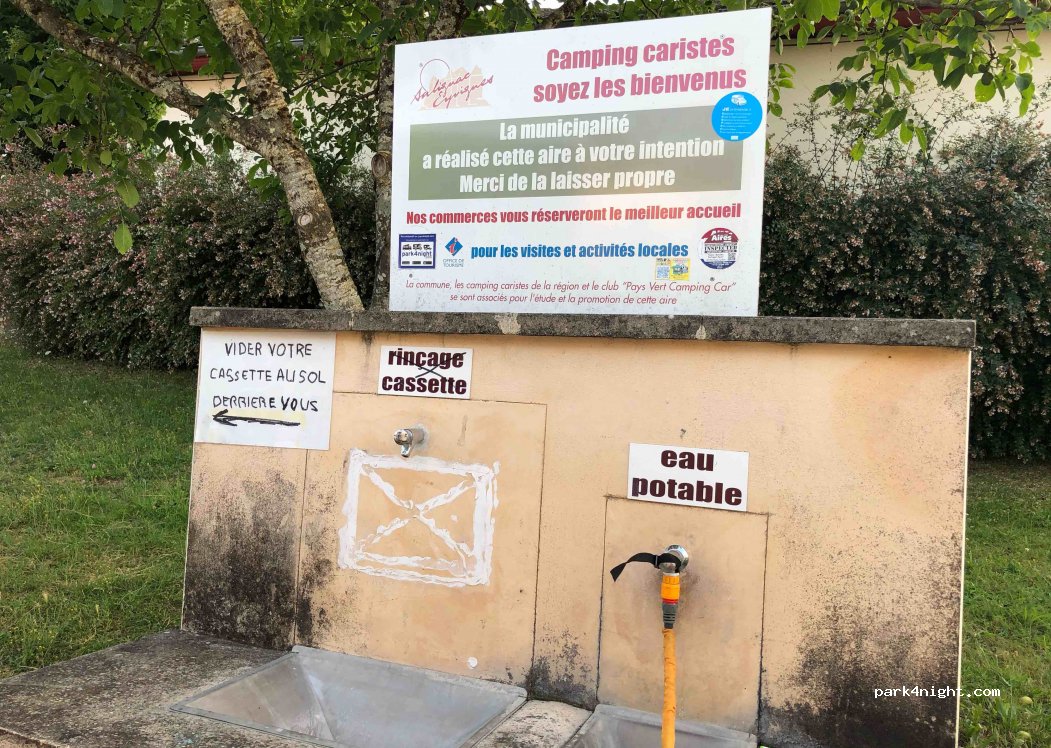 (24590) Salignac-Eyvigues - Rue des Écoles — foto