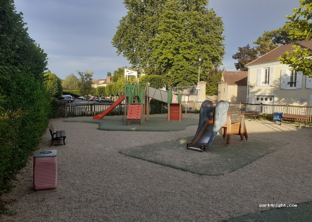 (77250) Moret-sur-Loing - 8 Place du Champ-de-Mars — foto