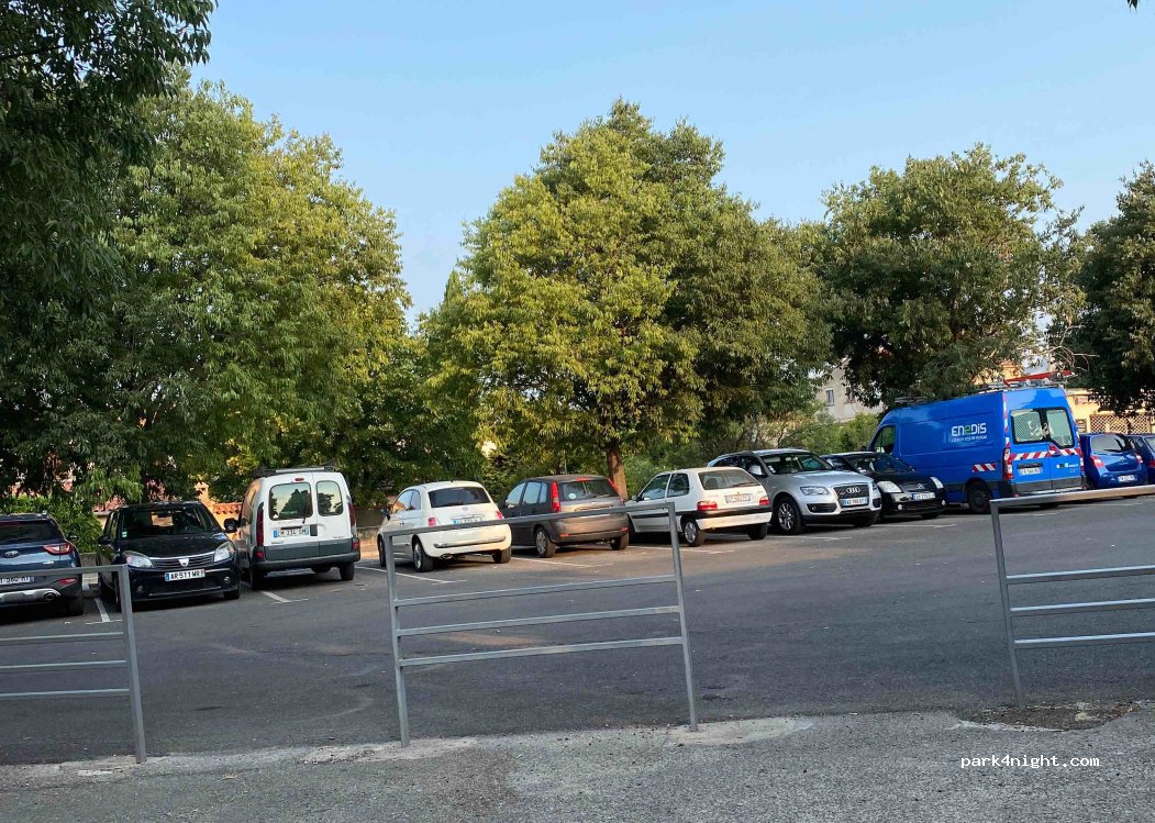 (13400) Aubagne - 1 Place du Souvenir Français — foto