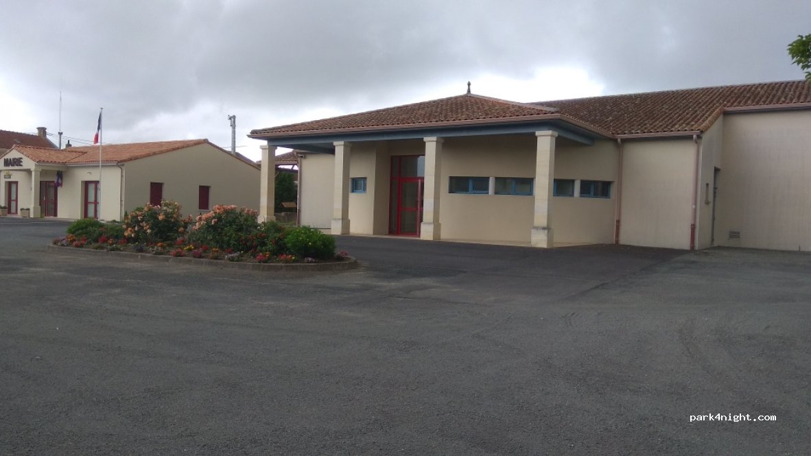 (17120) Brie-Sous-Mortagne - 1 Rue de l'École — foto