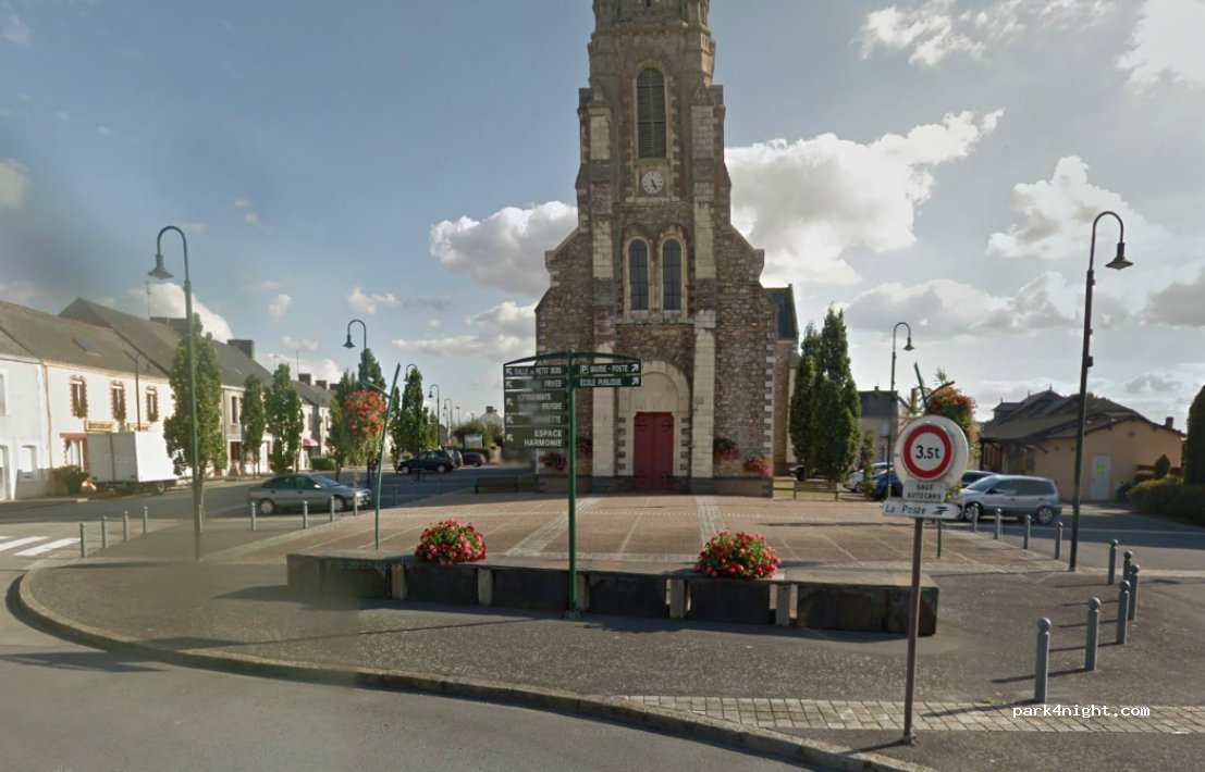 (44590) Lusanger - Place de l'Église — foto