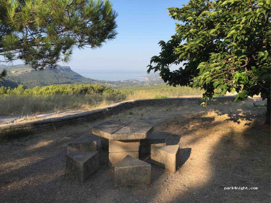 (13260) Cassis - Chemin du Passage d'Oullier — foto