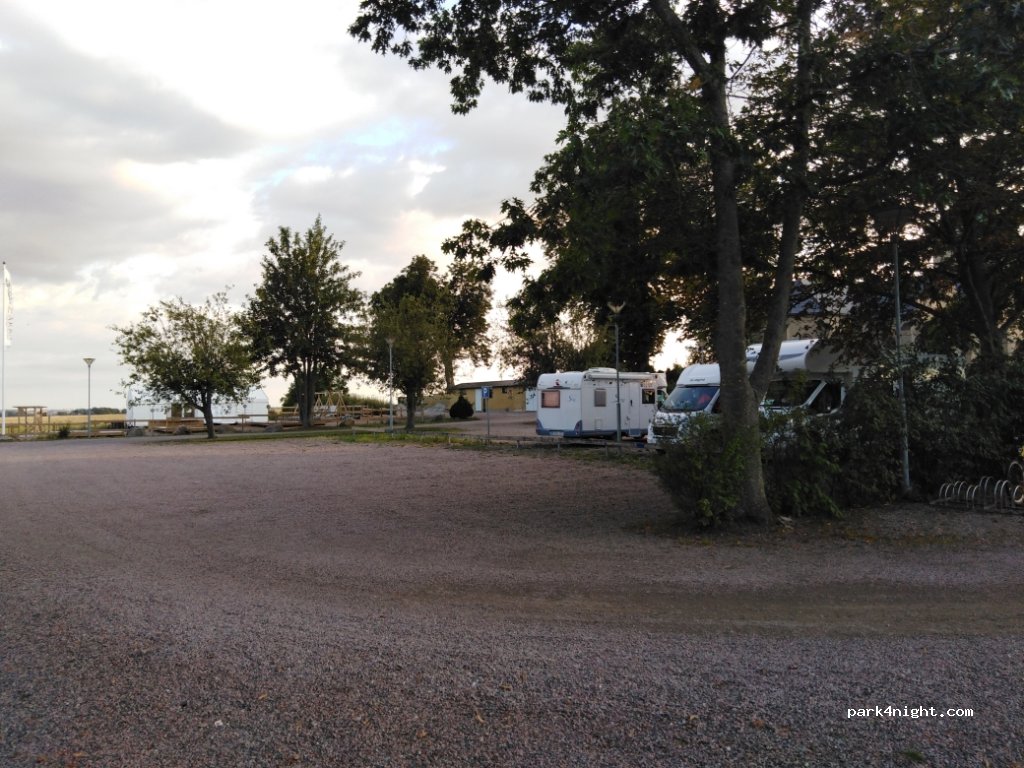 (245 93) Uppåkra - Parkplatz zwischen Kirche und archäologischem Zentrum — foto