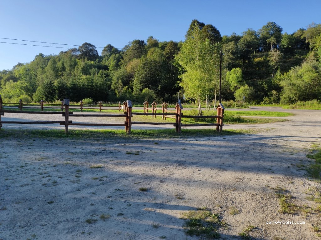 (38-713) Lutowiska - Unnamed Road — foto