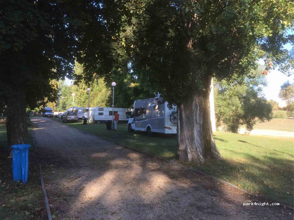 Camping and Youth Hostel — foto