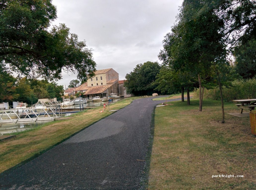 (17120) Barzan - Les Monards — foto